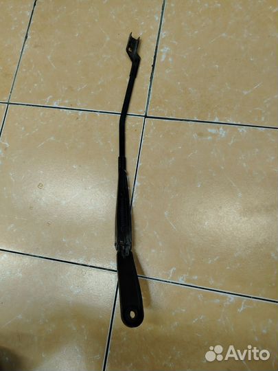 Поводок стеклоочистителя передний левый Volvo S80