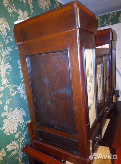 Старинный антикварный буфет из дерева