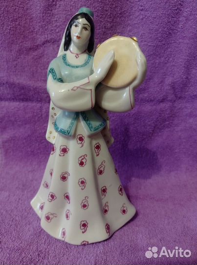 Девушка с бубном, танец