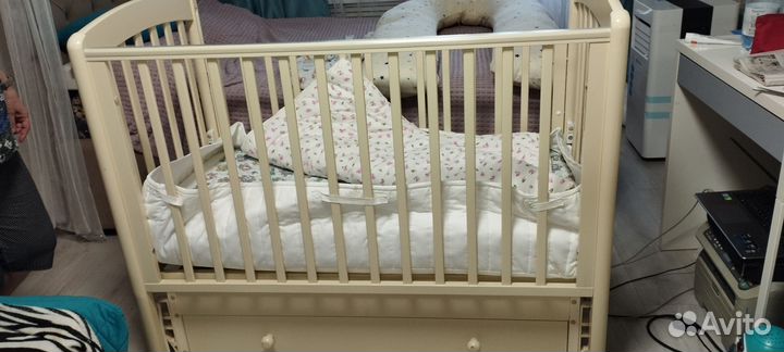 Детская кроватка с маятником и ящиком