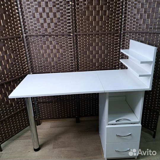 Маникюрный стол