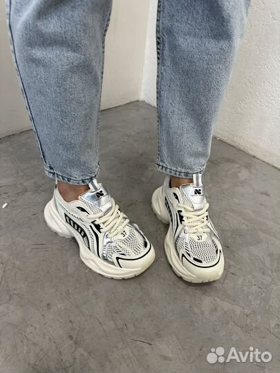 Кроссовки женские весна