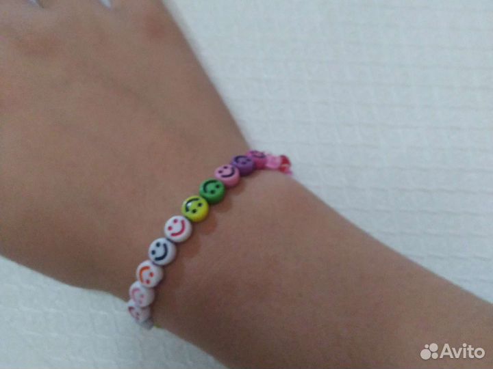 Набор из бисера и смайликов. Браслет на резинке