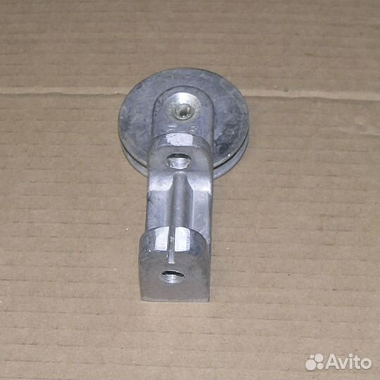 Ролик стеклоподъемника маз нижний в сборе с кроншт