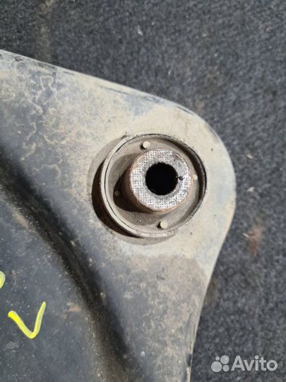 Рычаг подвески нижний передний левый Nissan Juke