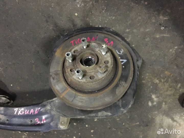 Кулак поворотный задний левый со ступицей