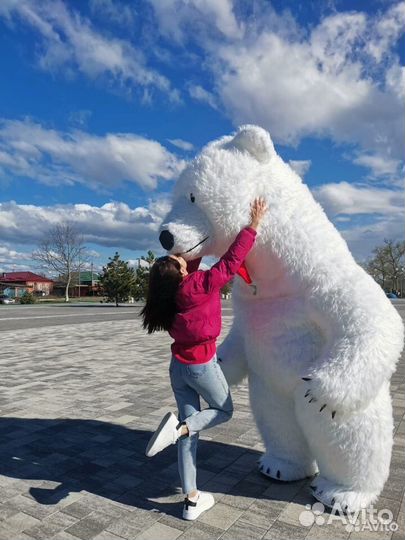 Большой белый мишка и Чебурашка