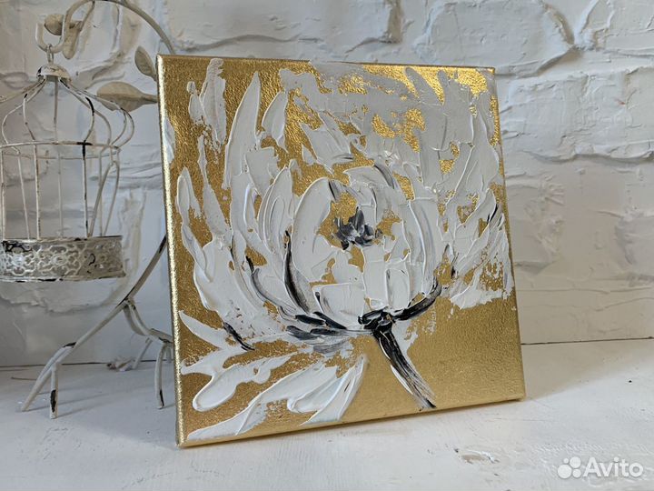 Картина миниатюра Белый цветок на золоте
