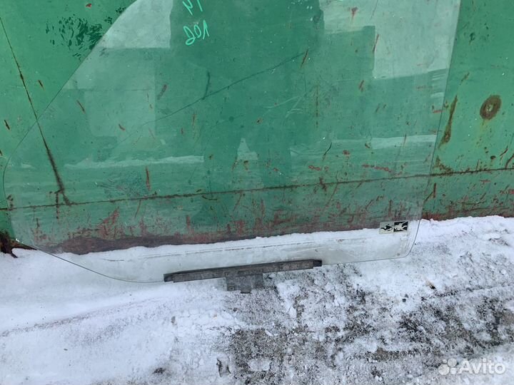 Стекло передней левой двери vw Transporter t4