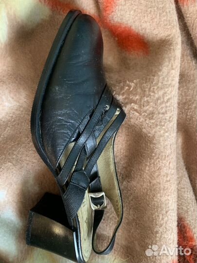 Продам женские кожаные босоножки 