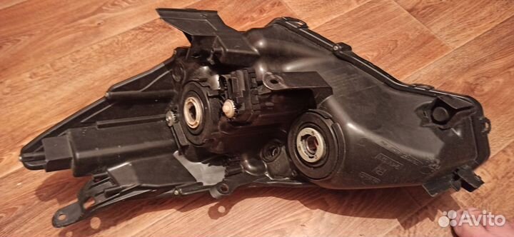 Продам Фару Prius alpha