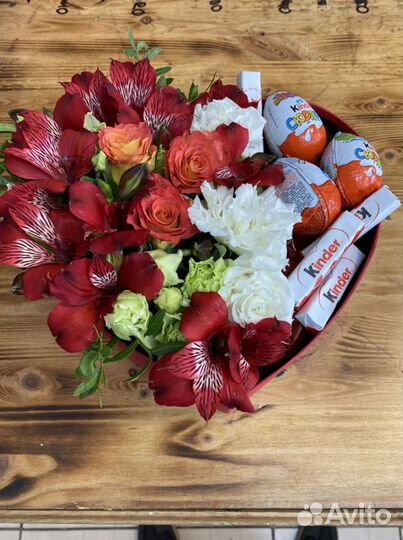 Коробка сердцем с цветами и киндерами