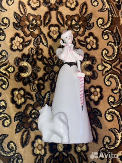 Статуэтка дама с собачкой