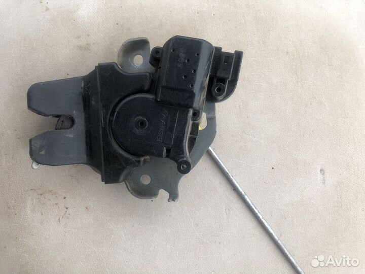 Замок богажника Mitsubishi Lancer 10