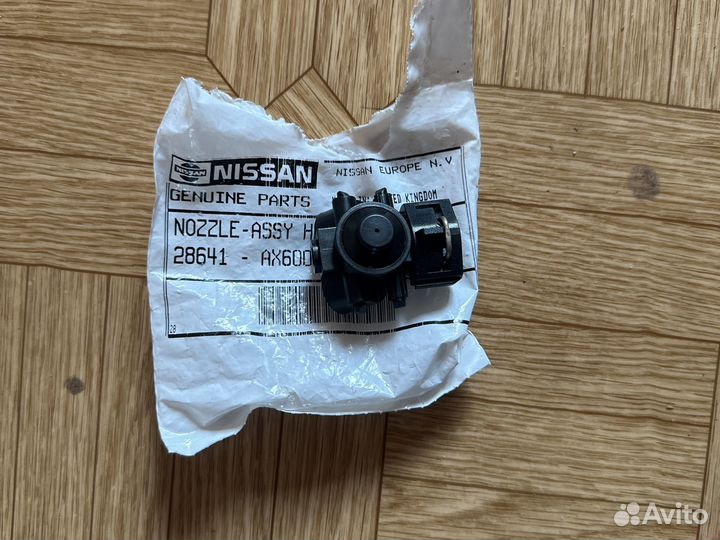 Форсунка омывателя фары правая Nissan Micra K12E