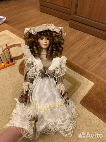 Кукла фарфоровая