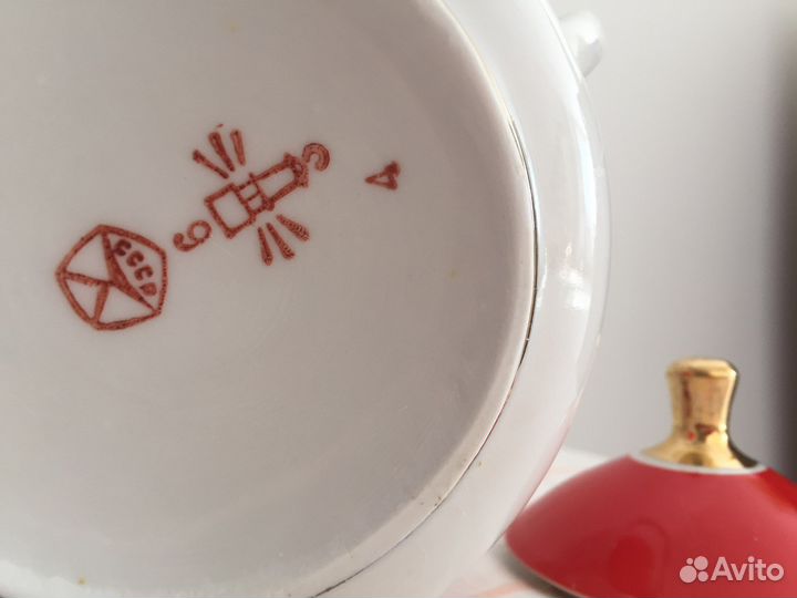 Сахарница, тарелки, пиалы, салатник