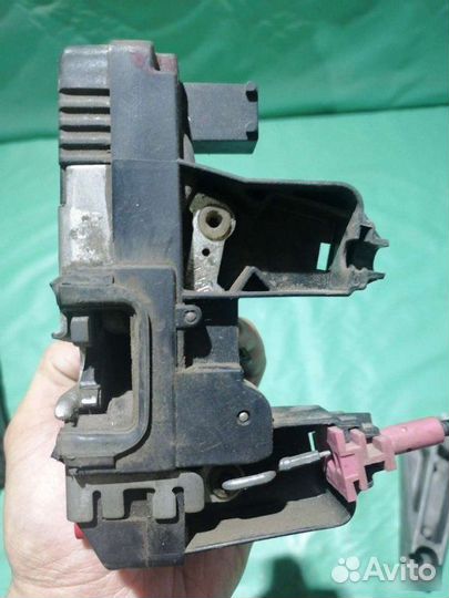 Замок двери задний левый Opel Astra G