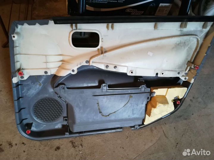 Обшивка двери, левая, передняя на ниссан альмера n