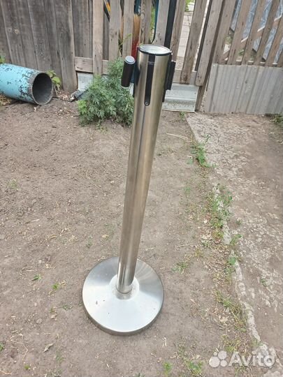 Стойки ограждения с лентой