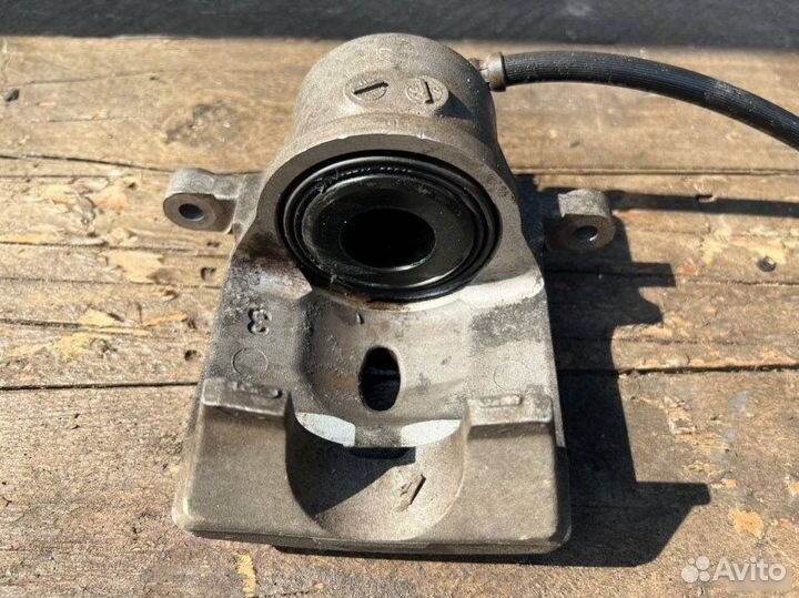 Суппорт передний правый Toyota Prius