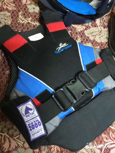 Шлем детский, сапоги и жилет для верховой езды