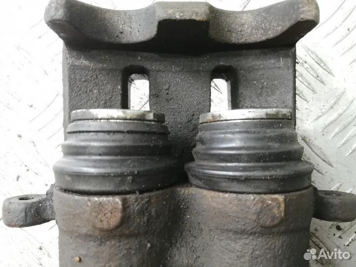 Суппорт передний правый Nissan Maxima, Cefiro A33