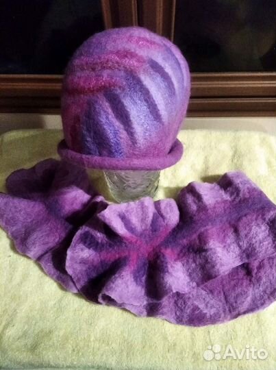 Валяный комплект шапка, шарф воланами и брошь