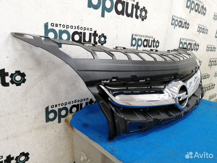 Решетка радиатора 13368851 Opel Astra