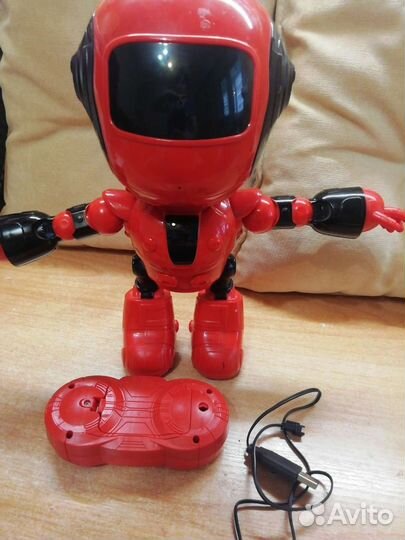 Игрушка робот с пультом