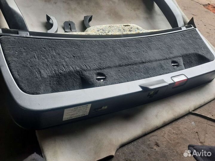 Пластик крышки багажника бмв F11 ф11