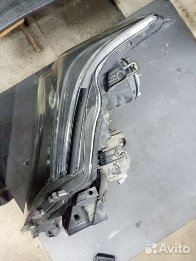 Фары на lexus lx 570 левая и правая