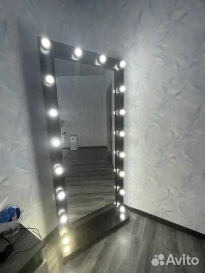 Гримерное зеркало с лампочками