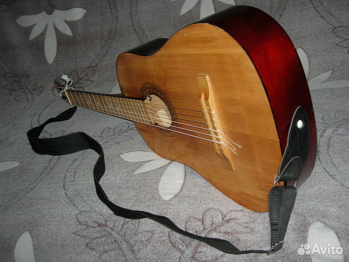 Гитара с новыми струнами, ремень, каподастр, книга