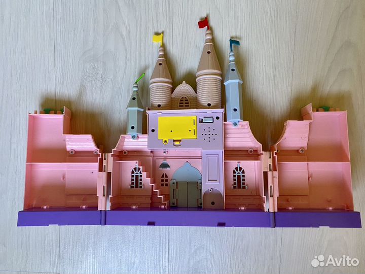 Замок с мебелью