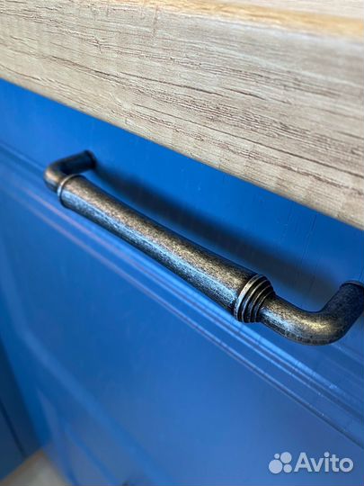 Угловая кухня под потолок на заказ в Омске