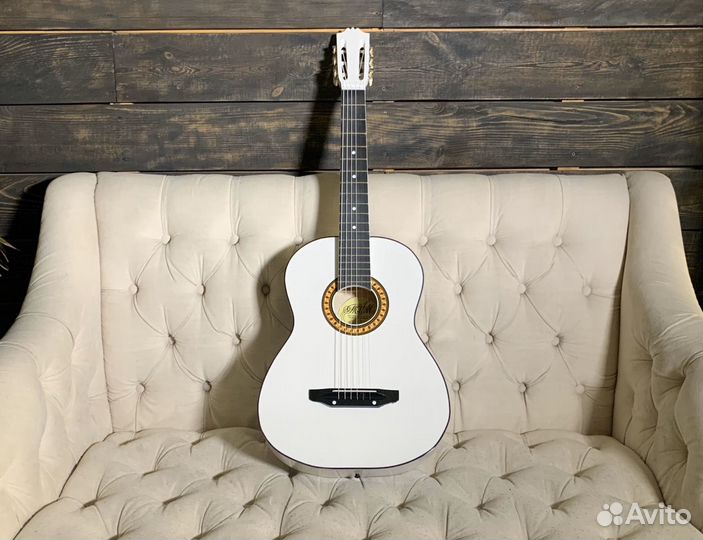 Гитара белая