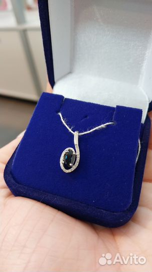 Подвески из золота с драгоценными камнями