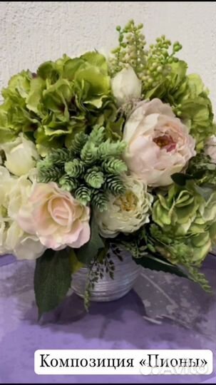 Композиция из искусственных цветов