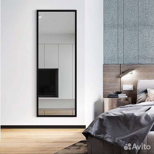 Зеркало в черной металлической раме