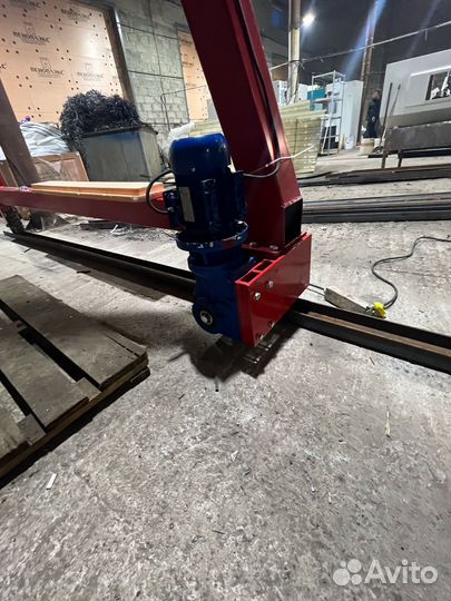 Мобильный козловой кран с электроприводом колес