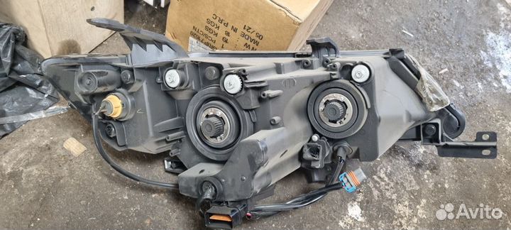 Фара передняя левая Mitsubishi Outlander xl 06-10