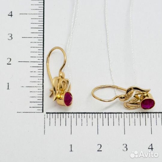 Золотые серьги с камнем