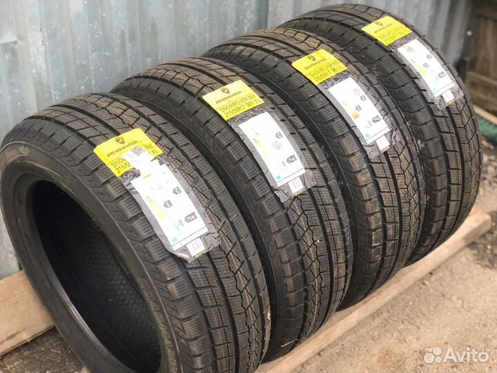 Roadmarch Snowrover 868 215/55 R17 97V