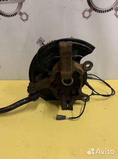 Ниссан Tiida C13 Передний поворотный кулак левый