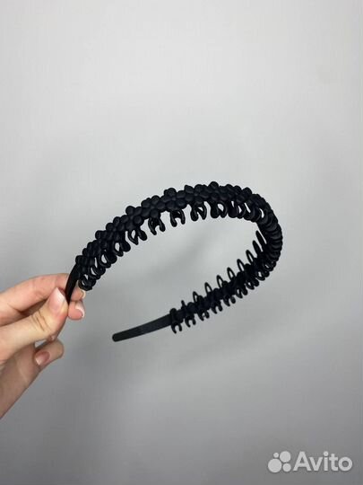 Черный ободок для волос с цветочками