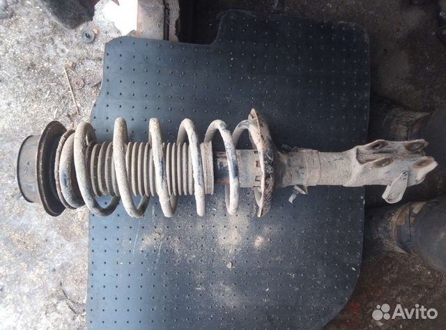 Стойка амортизатора левая volkswagen polo