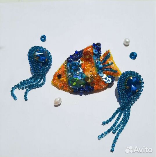 Брошь ручной работы из бисера