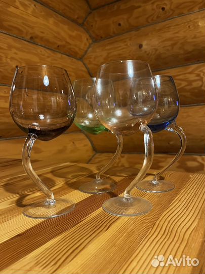 Бокалы для вина на изогнутой ножке