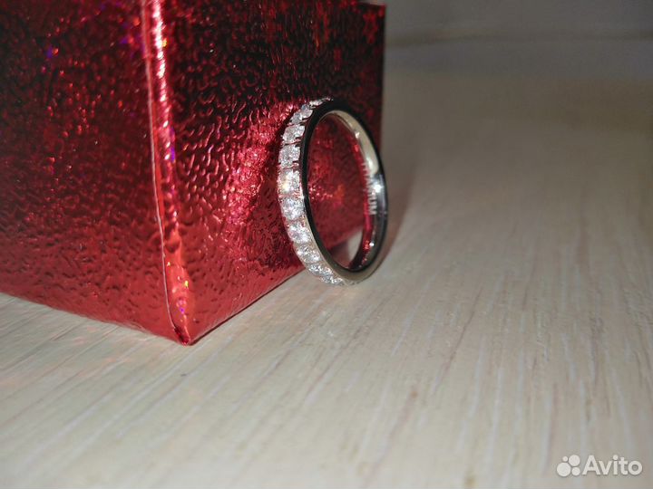 Женское кольцо из титана с фианитами